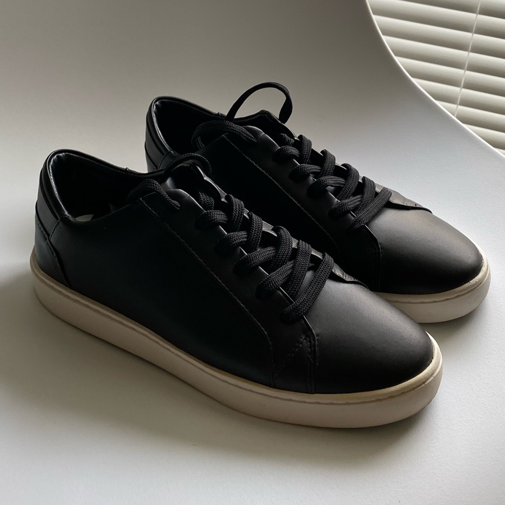 thousand fell black sneakers - perfect for summer! *only worn a few times* 🖤